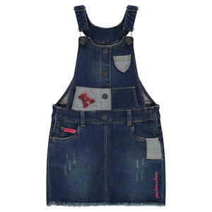 Vestido con efecto vaquero gastado y parches con letras de lentejuelas 