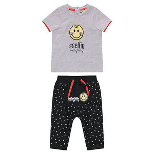 Conjunto de camiseta estampada y pantalón estampado all over 