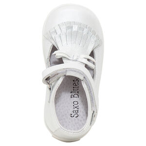 Salomés de cuero nacarado con detalle de flecos 