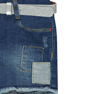 Pantalón corto efecto gastado con cinturón extraíble brillante 