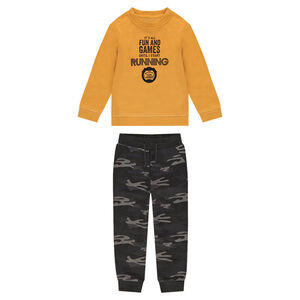 Chándal de felpa color mostaza con pantalón con estampado militar 