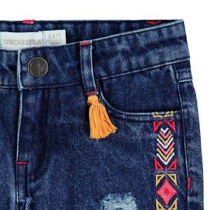 Pantalón corto con efecto cenefas bordadas de estilo étnico y acabado con flecos 