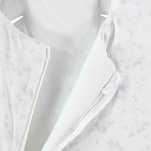 Saco de dormir con estampado all-over y oreja en relieve 