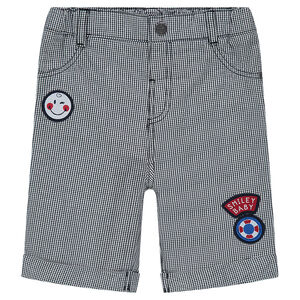 Bermudas con cuadros de vichy y parches ©Smiley  