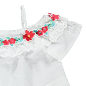 Top con volantes con hombros de punto calado con flores bordadas 