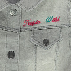 Chaleco vaquero de efecto desgastado con bordados de flores 