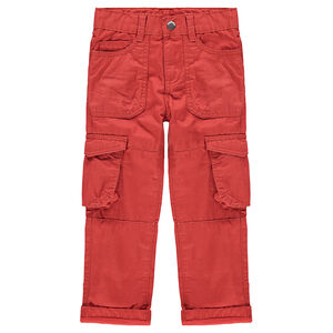 Pantalón cargo de loneta roja con bolsillos de solapa 