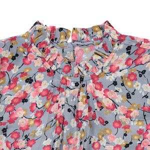 Túnica de manga larga con estampado de flores all over y cuello de fantasía 