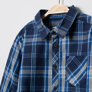 Camisa de manga larga de cuadros azules con bolsillos  