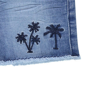 Pantalón corto vaquero efecto gastado y arrugado con palmeras bordadas  Main Pantalón corto vaquero efecto gastado y arrugado con palmeras bordadas