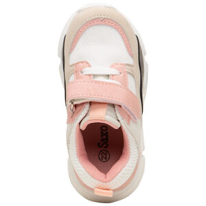 Zapatillas con juegos de contrastes y aplicaciones de mesh 