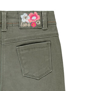 Vaqueros caqui con efecto desgastado y flores bordadas 