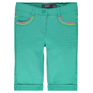 Pantalón pirata de sarga lisa con bordados 
