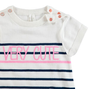 Vestido de manga corta de rayas de jacquard e inscripción bordada 