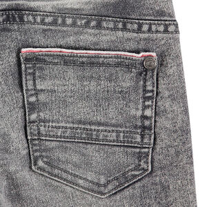 Vaqueros con corte skinny desgastado y arrugado 