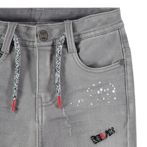 Vaqueros con efecto desgastado con manchas y parches cosidos 