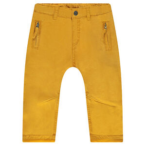 Pantalón de sarga ceñido con forro de punto y bolsillos con cremallera 