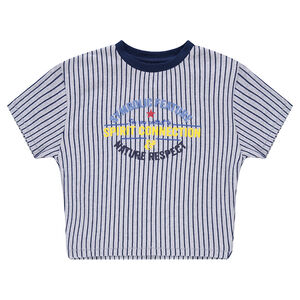 Camiseta de manga corta con rayas verticales e inscripciones estampadas 