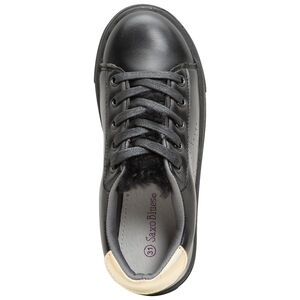 Zapatillas bajas efecto cuero con detalles dorados en la parte posterior y forro de sherpa. 