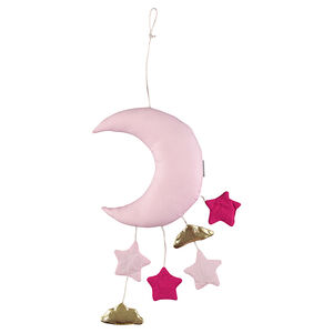 Móvil enguatado con forma de luna con pequeños elementos colgantes 