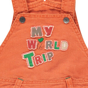 Peto corto con letras cosidas y bolsillos 