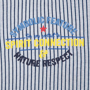 Camiseta de manga corta con rayas verticales e inscripciones estampadas 