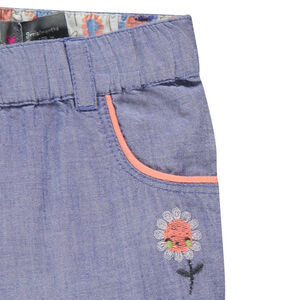 Pantalón de cambray con flor bordada 