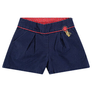 Pantalón corto liso con parche con flecos y toques de rojo 