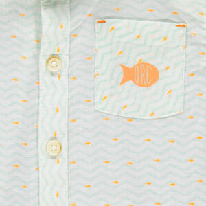 Camisa de manga corta con bolsillo y estampado all-over. 