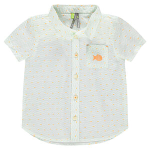 Camisa de manga corta con bolsillo y estampado all-over. 