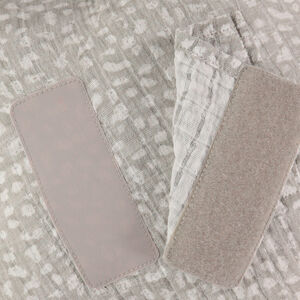 Cojín estrella decorativo o modulable en protector de cuna o parque con lazos 