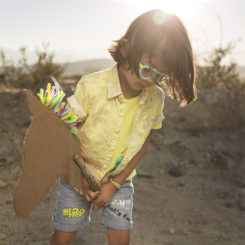 Bermudas vaqueras efecto desgastado con cintura elástica y parches de fantasía  