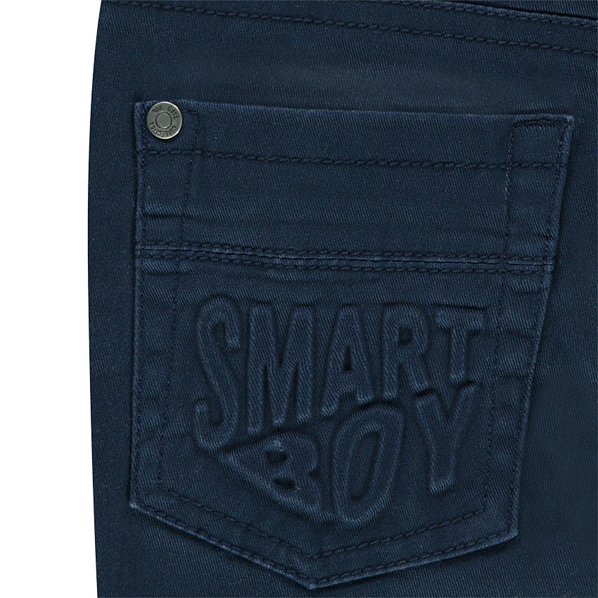 Pantalón con efecto arrugado y bolsillos con inscripción de relieve 