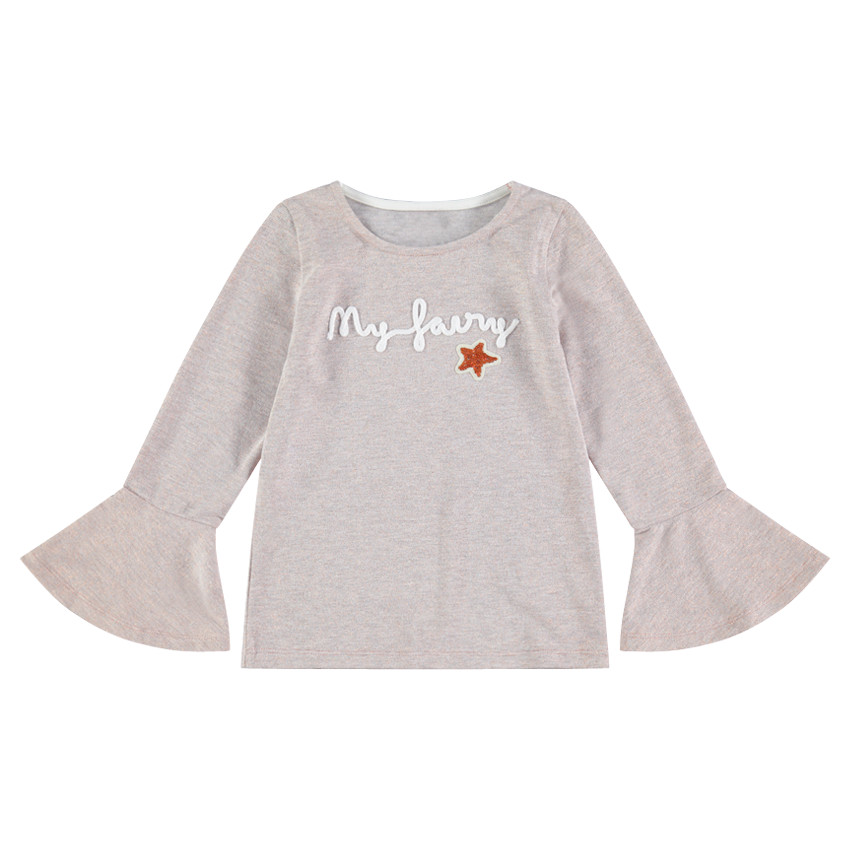 Camiseta de punto brillante con mangas acampanadas y mensaje de cuerda 