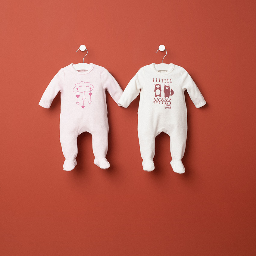 Pijama de terciopelo con nube y corazones estampados 