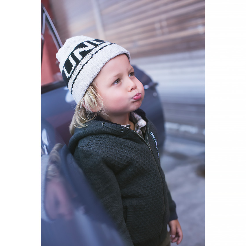 Gorro de punto con texto de jacquard y pompón  