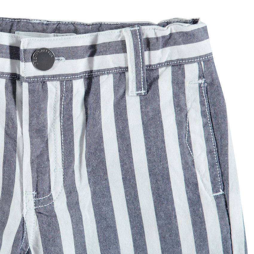 Bermudas con rayas verticales en contraste all-over y bolsillos 