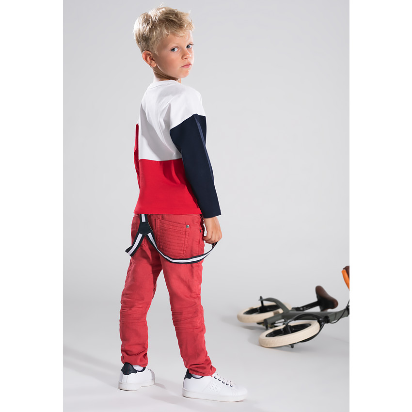 Pantalón de tela roja con efecto desgastado y tirantes desmontables elásticos 