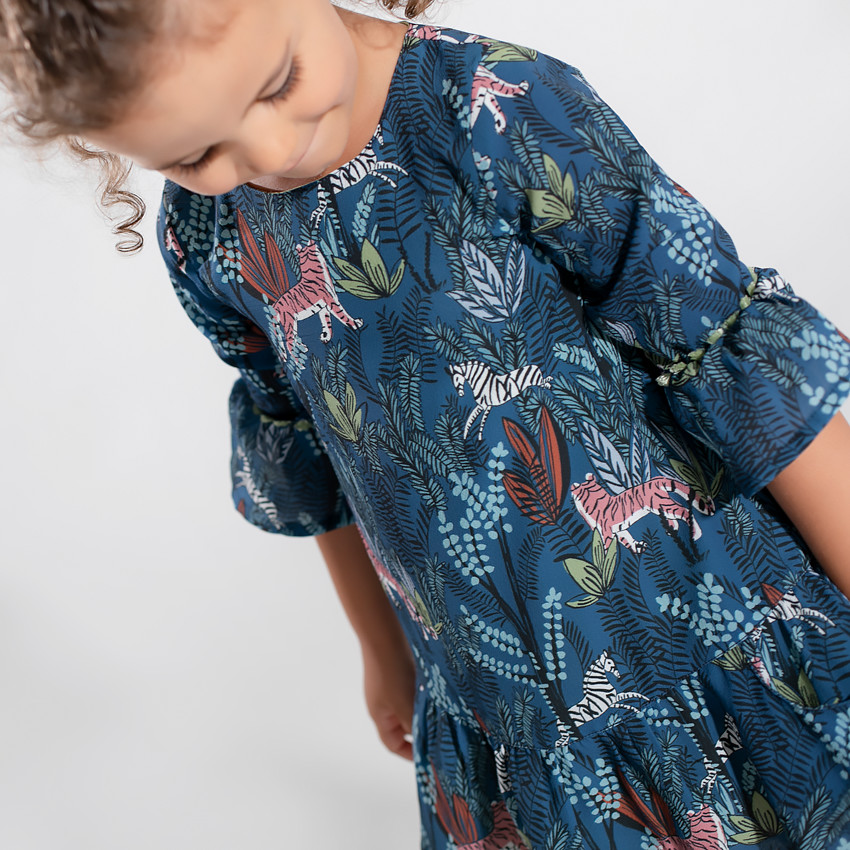 Vestido de manga 3/4 con motivo vegetal y tigres all-over 