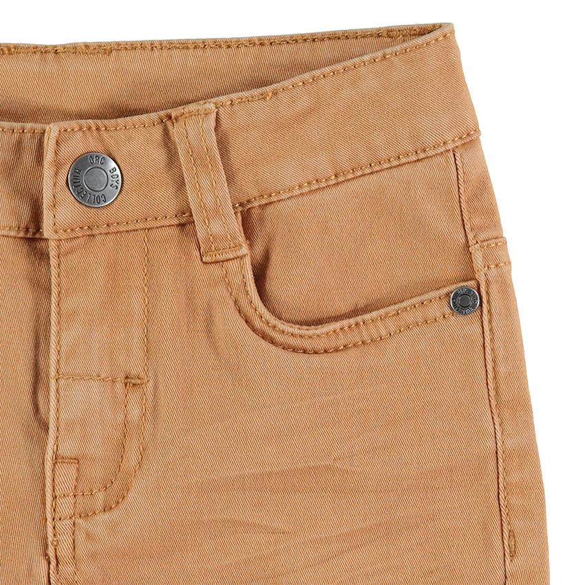 Pantalón con efecto arrugado y bolsillos con inscripción de relieve 