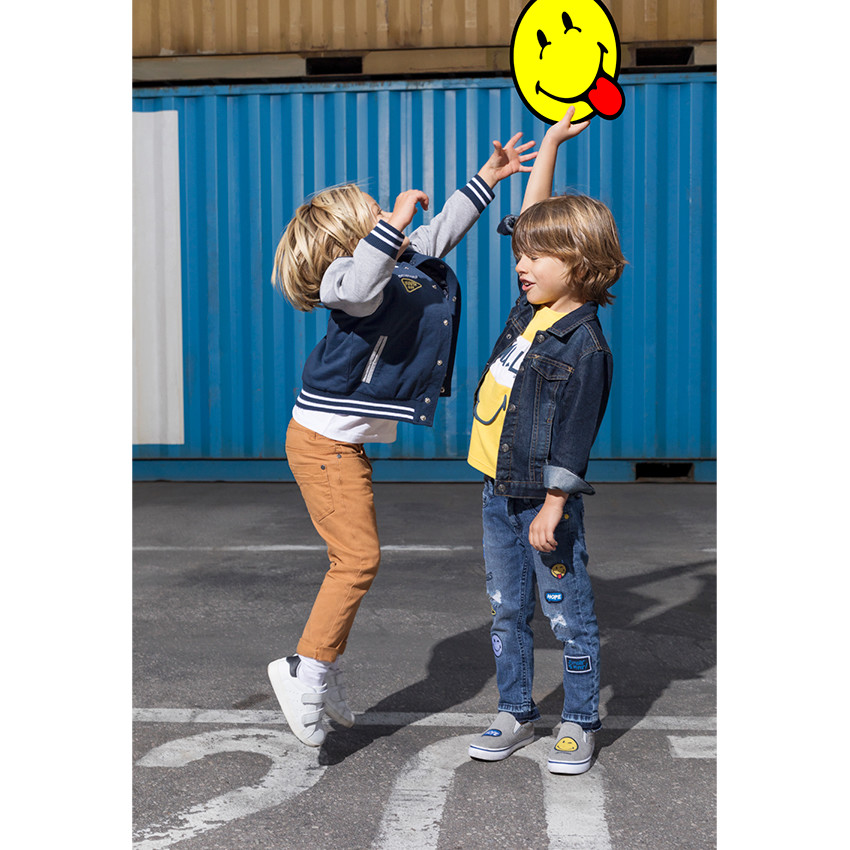 Pantalón con efecto arrugado y bolsillos con inscripción de relieve 