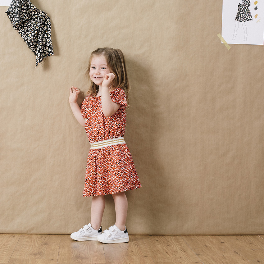 Robe manches courtes à pois all-over et élastique brillant 