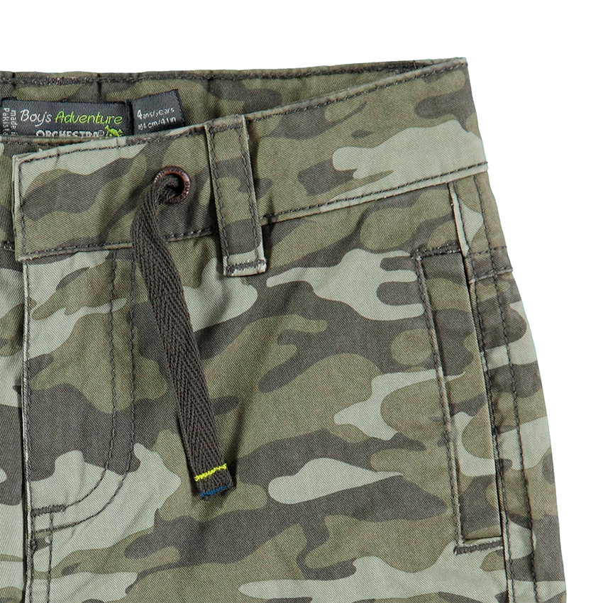 Pantalón de estilo cargo con bolsillos y motivo militar all-over 
