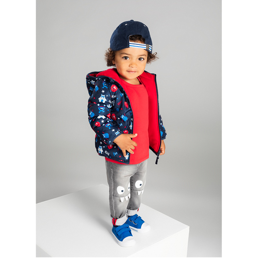 Vaqueros grises con efecto desgastado y arrugado con monstruos estampados en las rodillas 