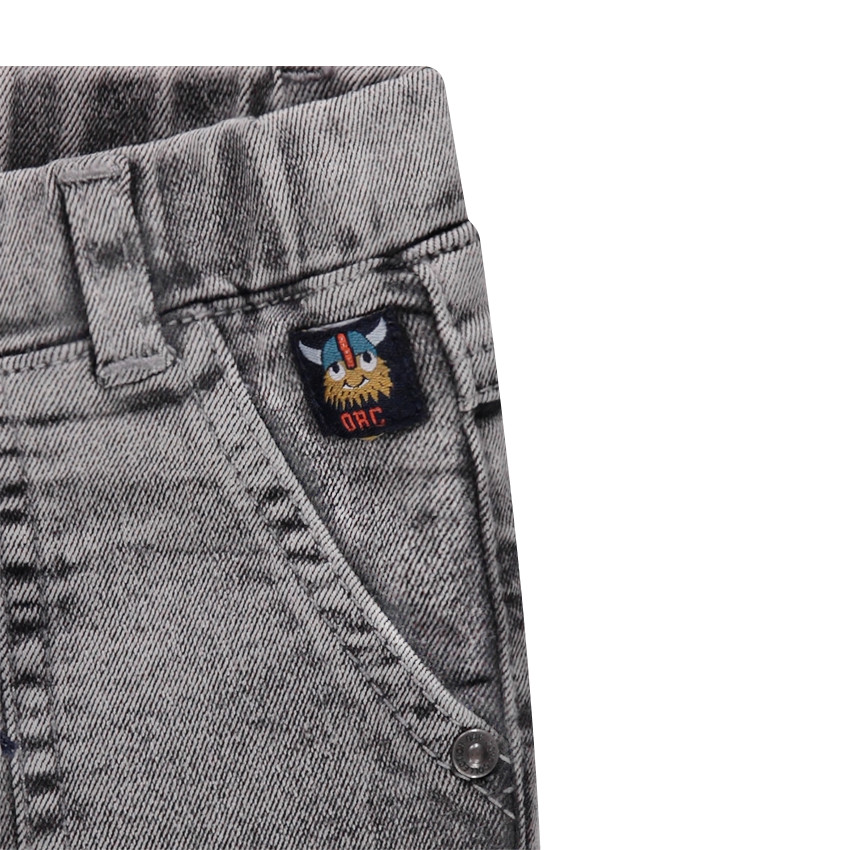 Vaqueros de efecto nieve con parche de vikingo y parches de efecto desgastado 