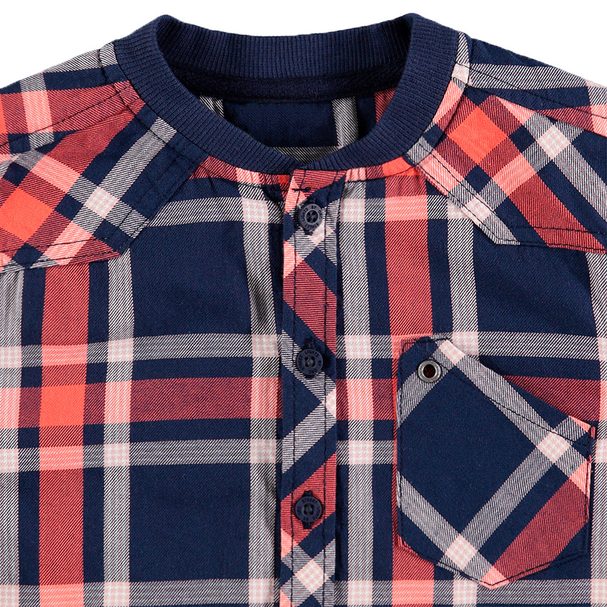 Camisa de amplios cuadros que contrastan y cuello de estilo teddy 