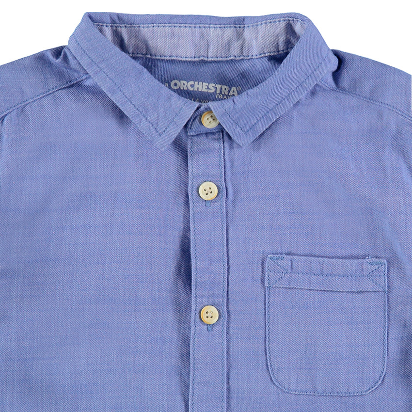 Camisa de manga corta azul con bolsillo tipo parche 