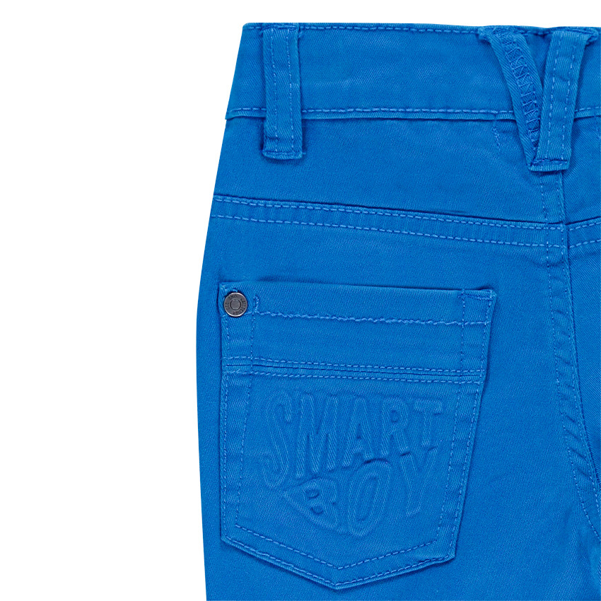 Pantalón con efecto arrugado y bolsillos con inscripción de relieve 