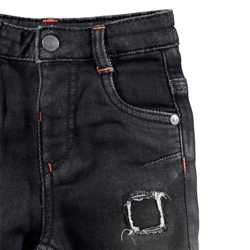 Vaqueros con efecto desgastado y pespuntes que contrastan 