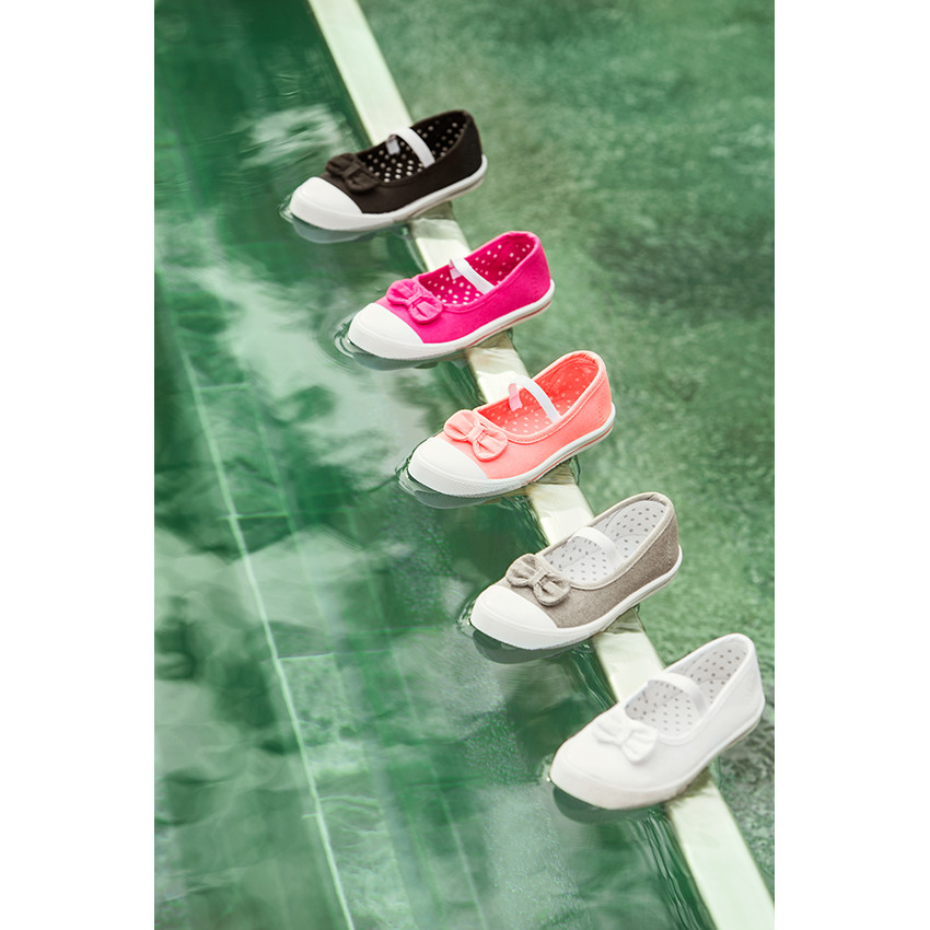 Zapatos merceditas con sujeción mediante elástico de tela con lazos 